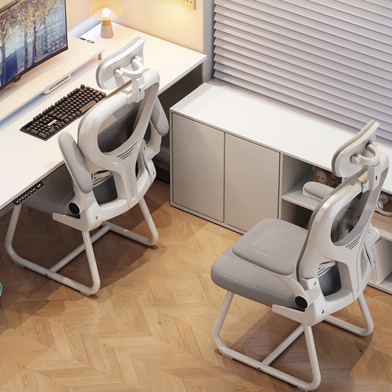 Ergonomischer Bürostuhl mit Netzstoff und verstellbaren Armlehnen Detail