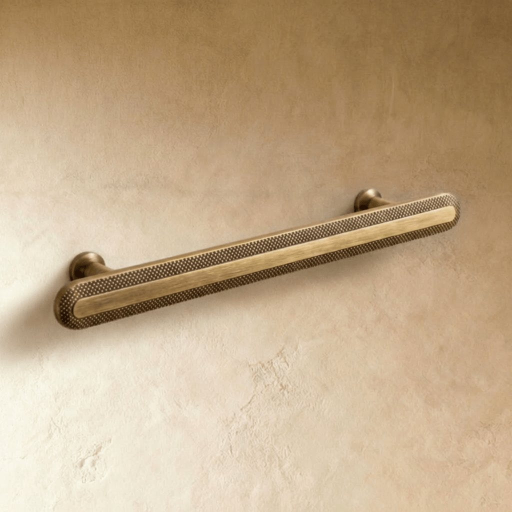 Massiver Messing Knauf und Griffleiste für Möbel Detail