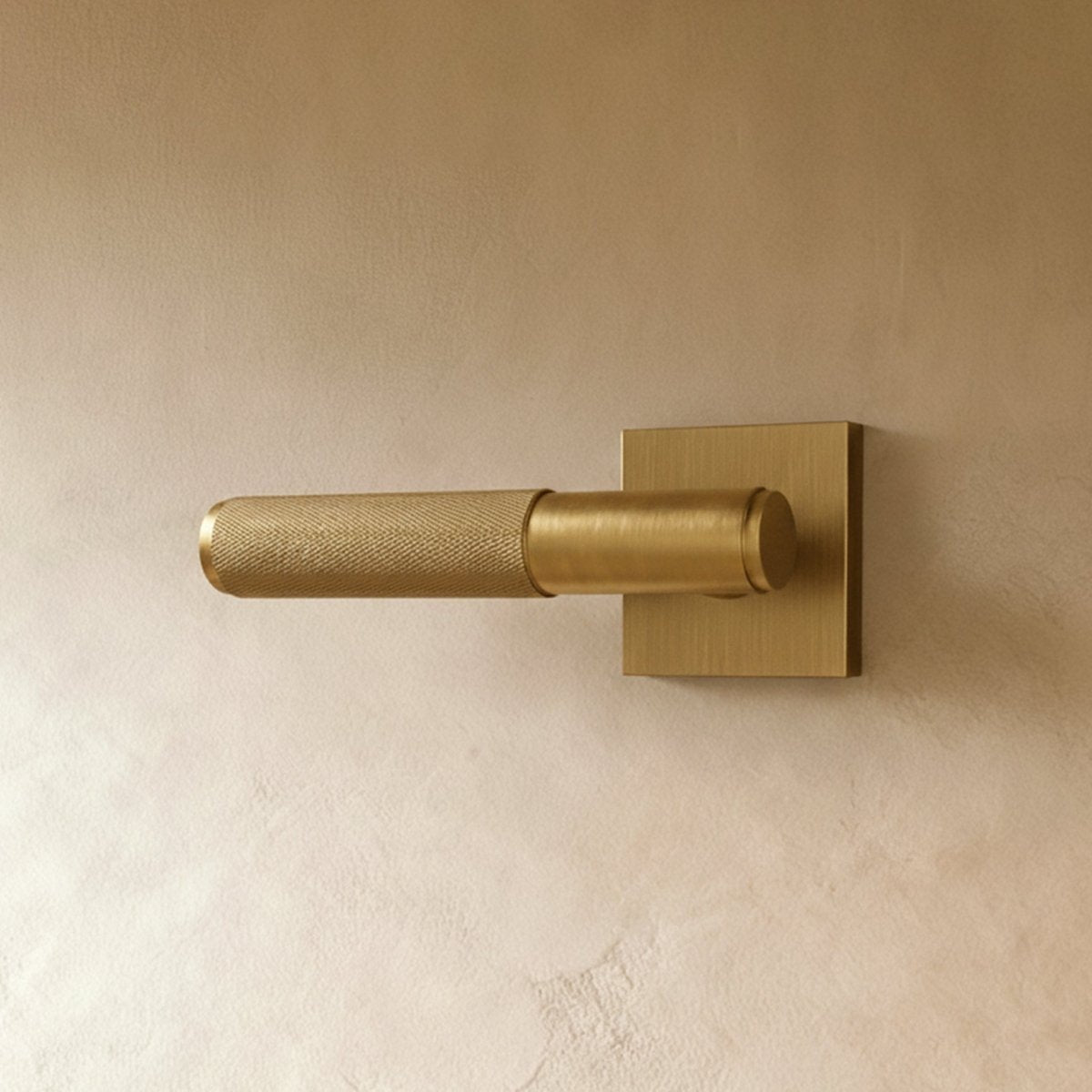 Massiver Messing Türgriff mit Gerändeltem Griff Front