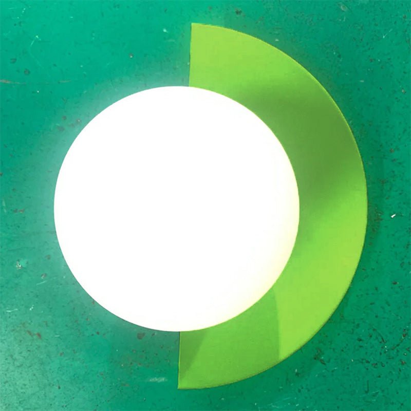 Minimalistische Glas Wandleuchte in Kugelform Angle