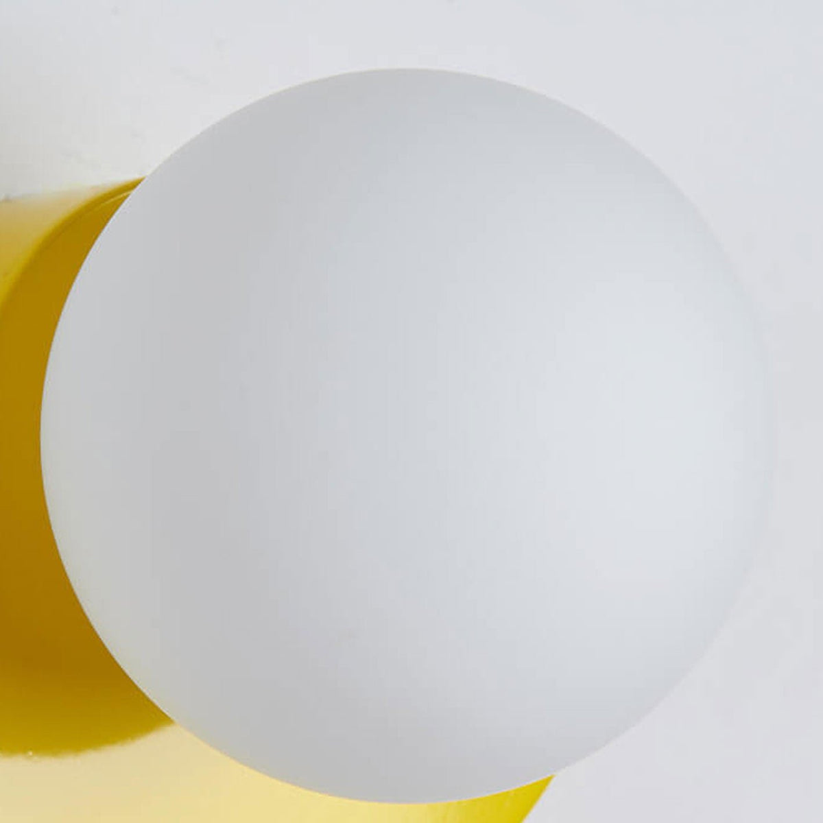 Minimalistische Glas Wandleuchte in Kugelform Close Up