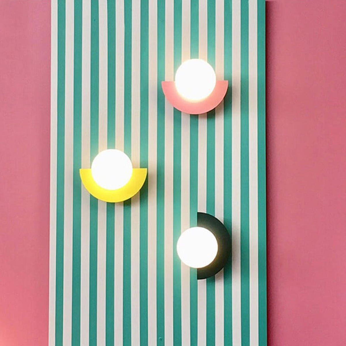Minimalistische Glas Wandleuchte in Kugelform Hero