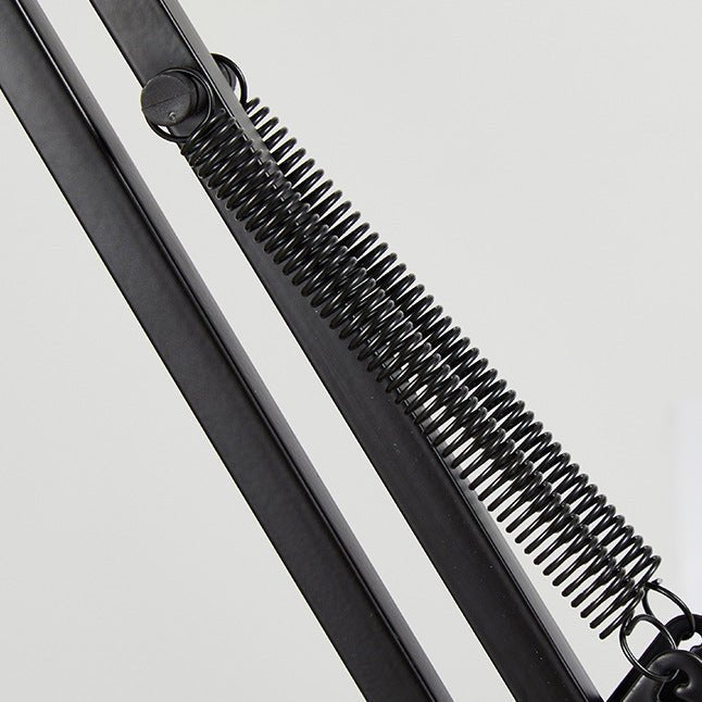 Minimalistische Tischleuchte mit verstellbarem Eisenarm Lifestyle