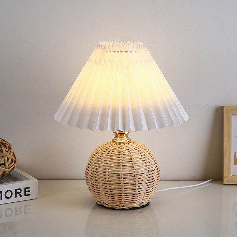 Moderne Tischlampe aus Rattan und Stoff