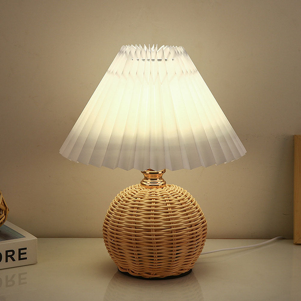 Moderne Tischlampe aus Rattan und Stoff