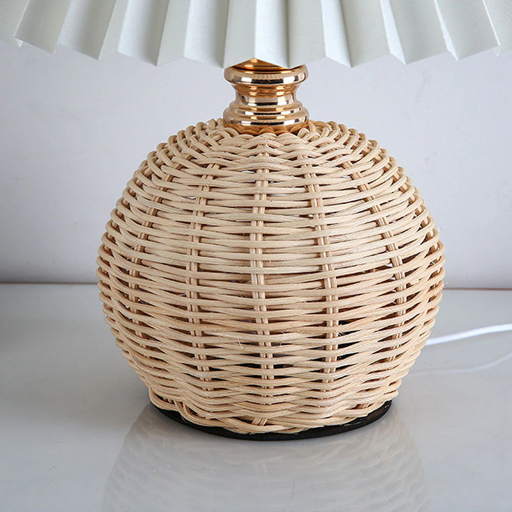 Moderne Tischlampe aus Rattan und Stoff