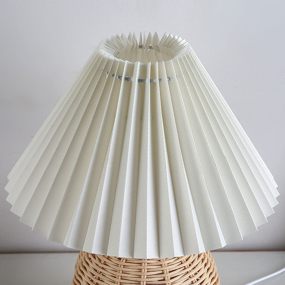Moderne Tischlampe aus Rattan und Stoff