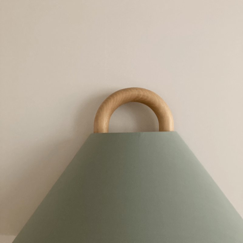 Moderne Holz Wandleuchte Halbrund mit Stoffschirm Close Up