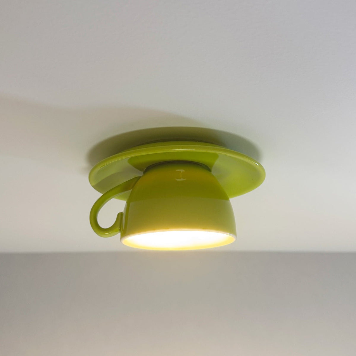 Moderne Keramik Deckenleuchte mit Teetassen Form Detail