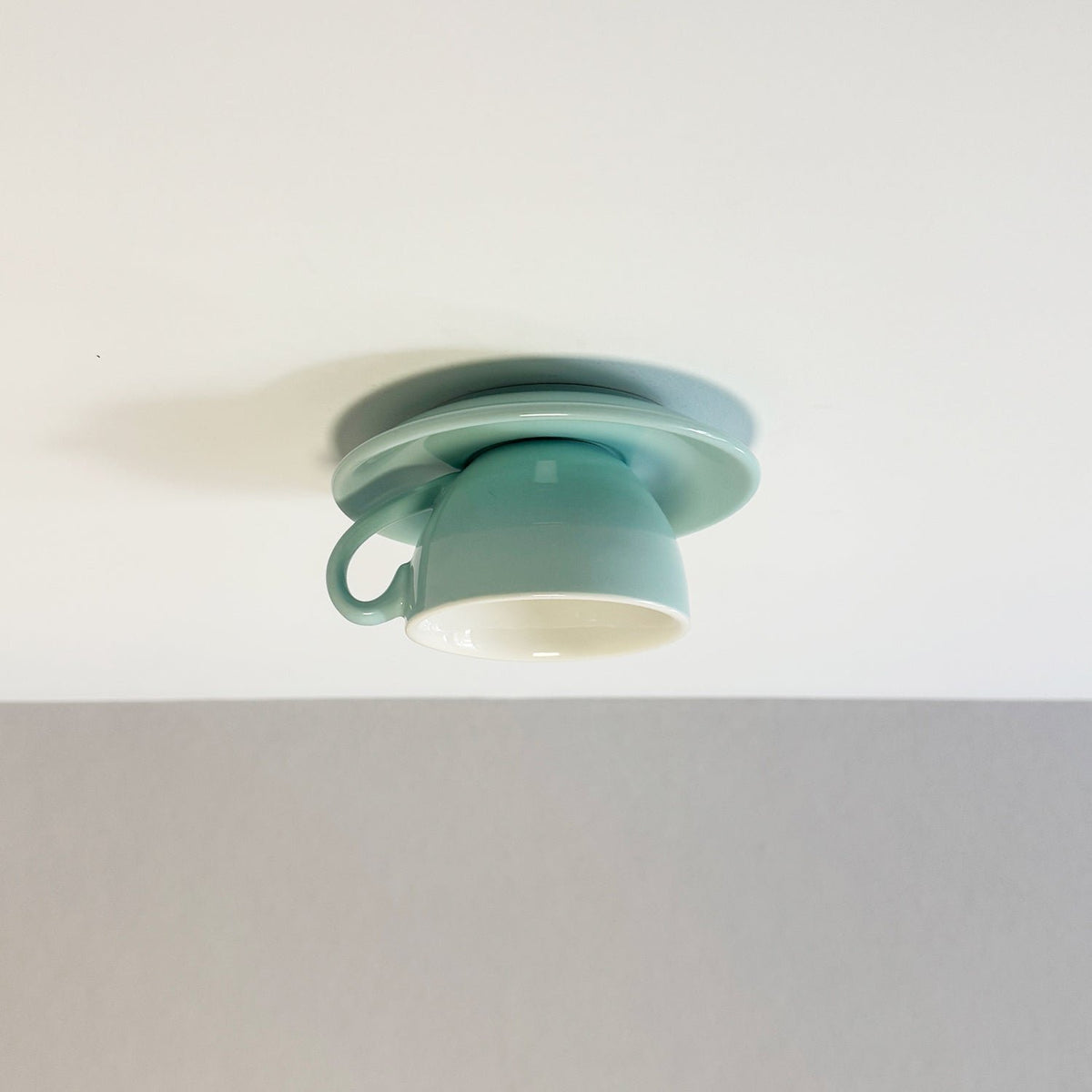 Moderne Keramik Deckenleuchte mit Teetassen Form Front