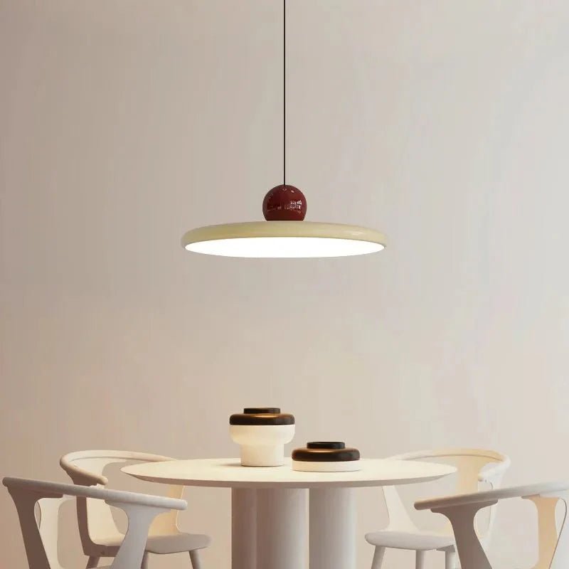 Moderne LED Pendelleuchte im Bauhaus Design Scheibenförmig Close Up