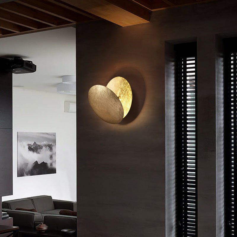 Moderne LED Wandleuchte in Mond Form Metall Close Up