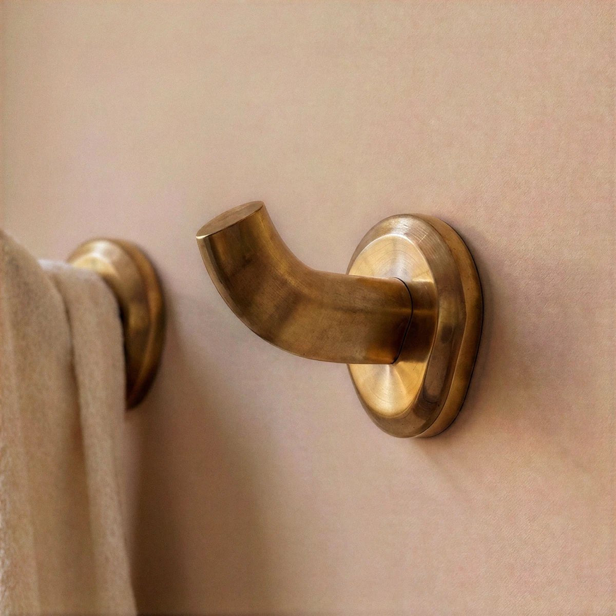 Skulpturaler Messing Wandhaken Massiv Angle