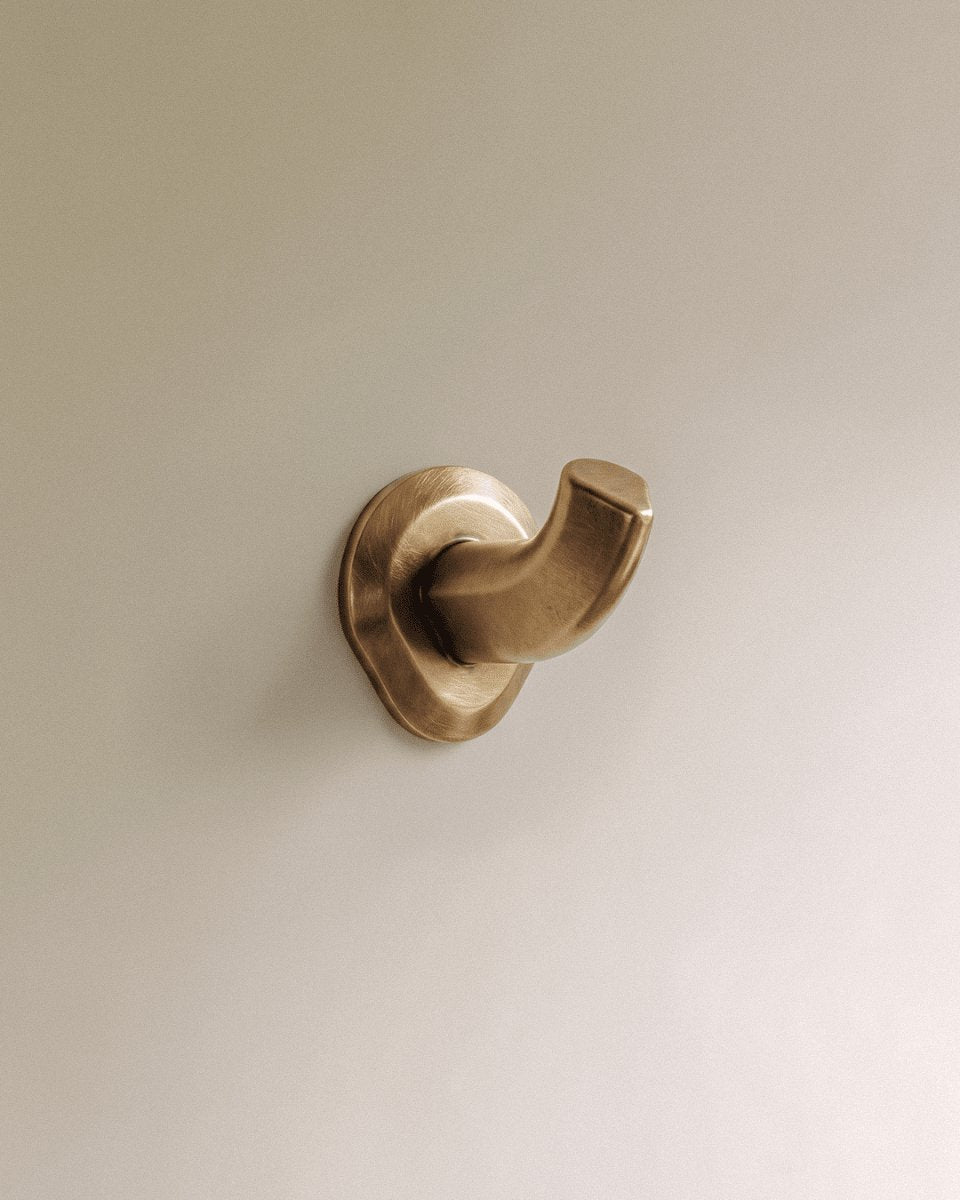 Skulpturaler Messing Wandhaken Massiv Detail