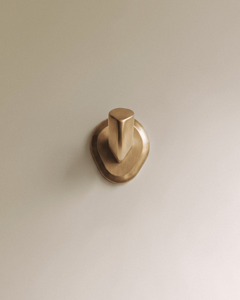 Skulpturaler Messing Wandhaken Massiv Front