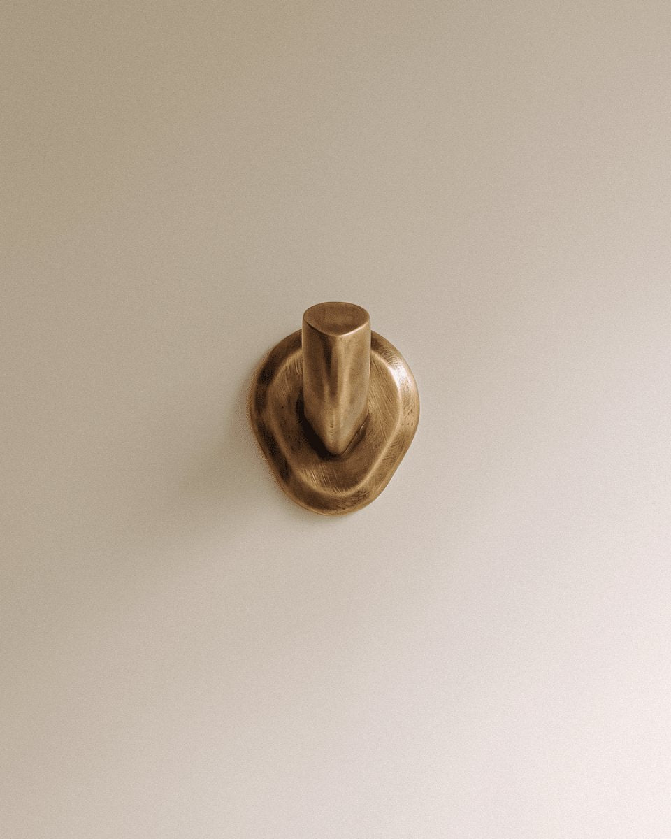 Skulpturaler Messing Wandhaken Massiv Side