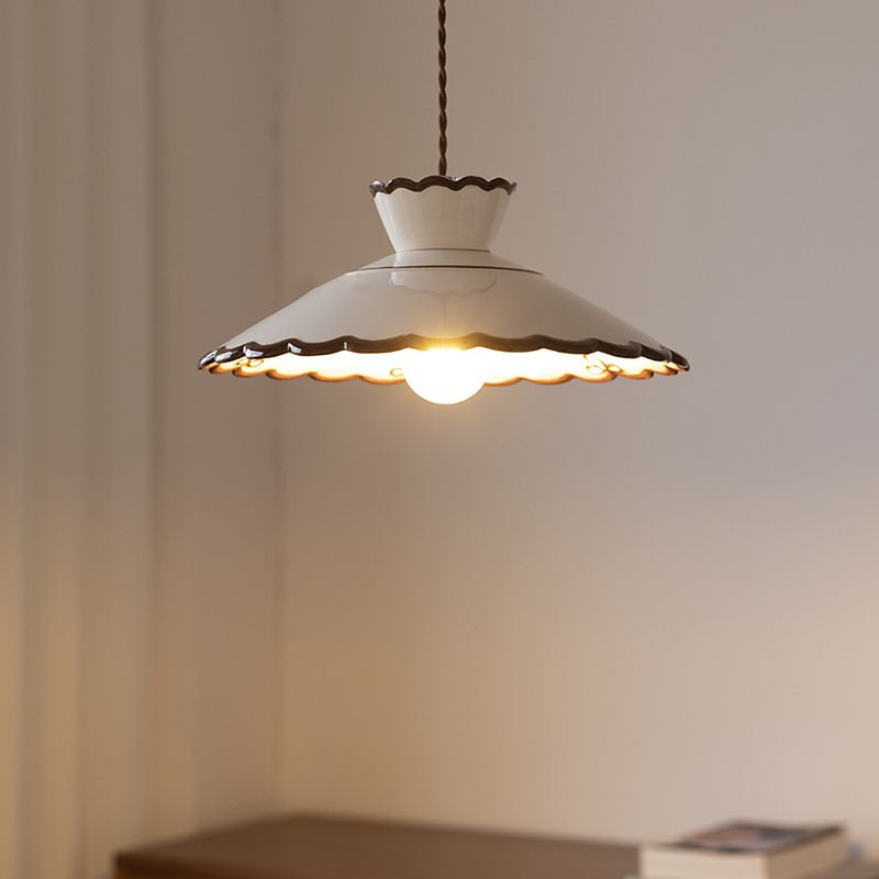 Traditionelle Keramik Pendelleuchte Konisch im Landhausstil Detail